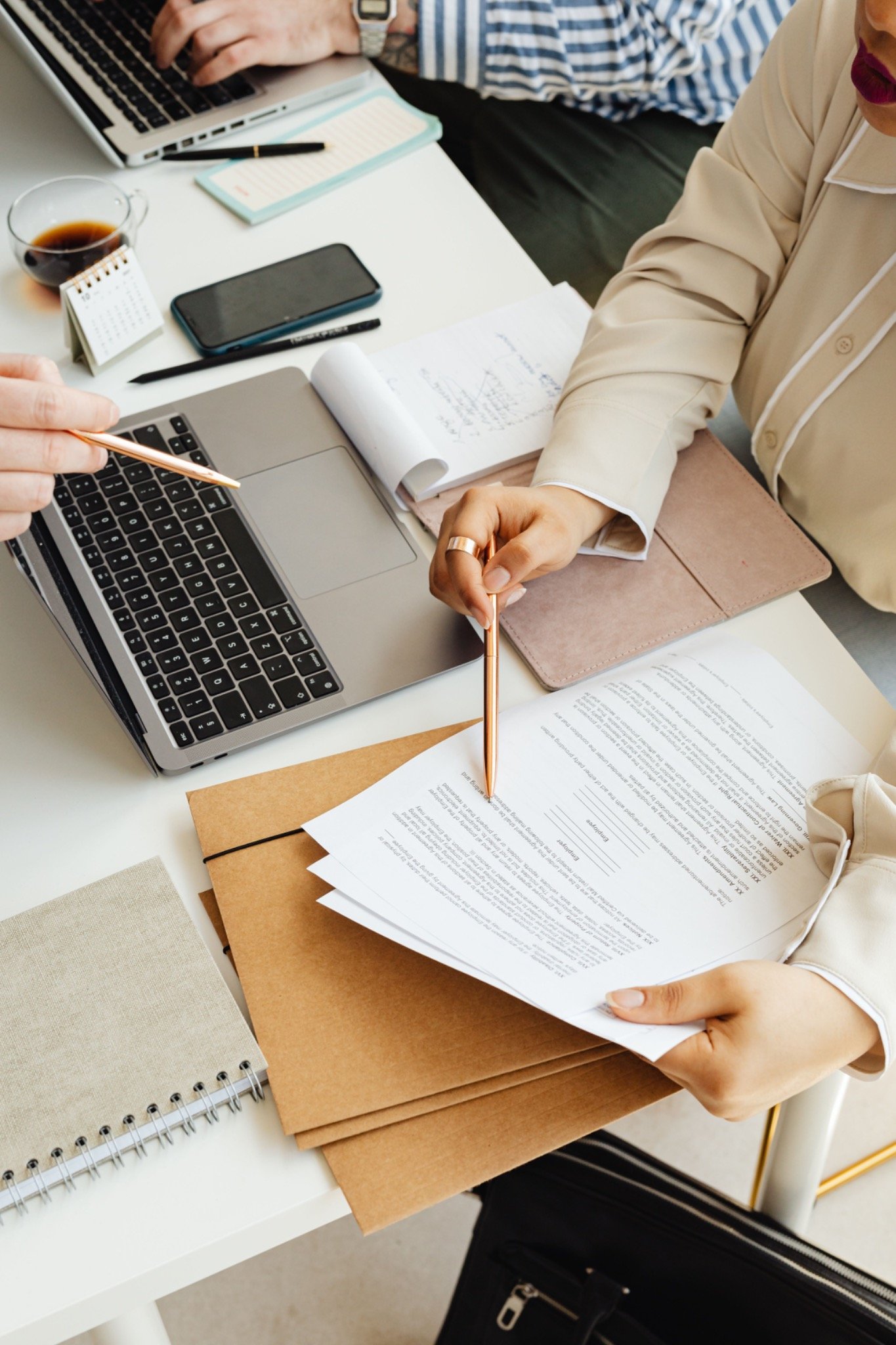 Documentos y trabajo de traducción sobre una mesa