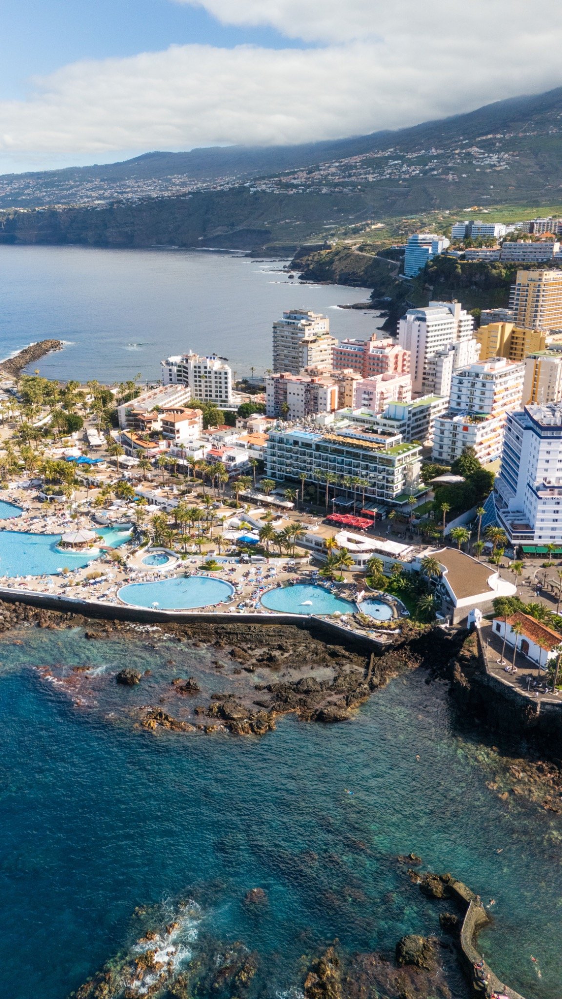 Vista costera de hoteles y turismo